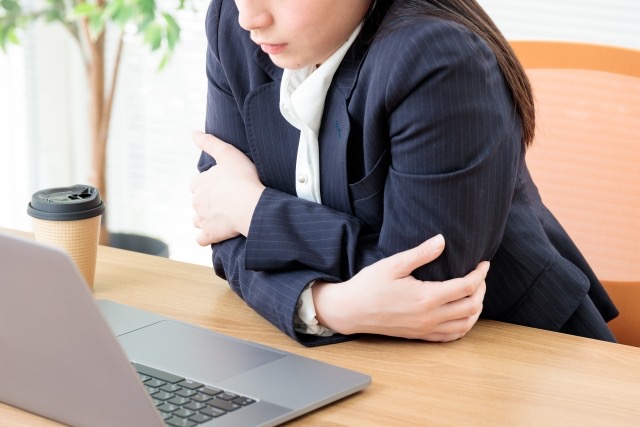 悩む女性のイメージ